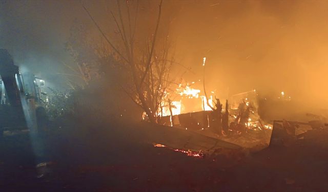 Isparta'da çıkan yangında ahşap ev kullanılamaz hale geldi