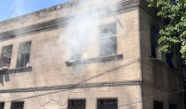 Kayseri'de evde çıkan yangında mahsur kalan 6 kişi kurtarıldı
