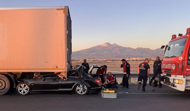Kayseri'de tıra çarpan otomobilin sürücüsü öldü