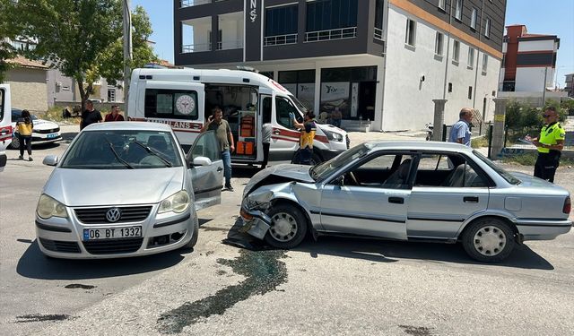Konya'da iki otomobil çarpıştı, 6 kişi yaralandı