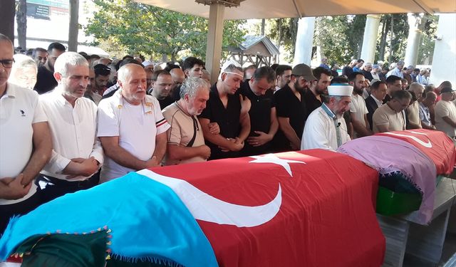 Konya'daki trafik kazasında ölen biri bebek 3 kişi Kocaeli'de defnedildi