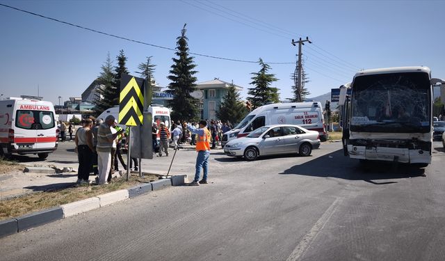 Kütahya'da servis otobüsünün tankerle çarpıştığı kazada 35 kişi yaralandı