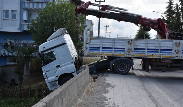 Ordu'da park halindeyken freni boşalan tır duvara çarptı