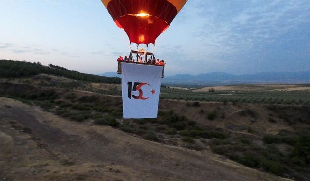 Pamukkale'de sıcak hava balonları Türk bayraklarıyla gökyüzünde süzüldü