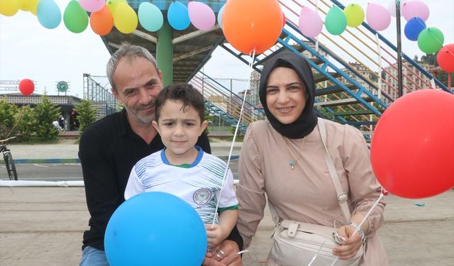 Rize'de kanseri yenen çocuk için gökyüzüne balonlar bırakıldı