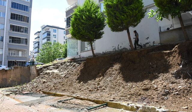 Samsun'da bir apartmanın otopark duvarı sağanak nedeniyle yıkıldı