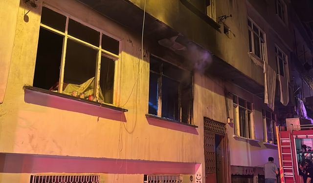 Samsun'da bir binada çıkan yangında 3 kişi dumandan etkilendi