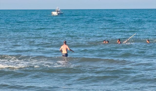 Samsun'da denizde alabora olan teknedeki 5 kişi kurtarıldı