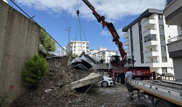 Samsun'da istinat duvarının yıkılması sonucu 4 araç hasar gördü