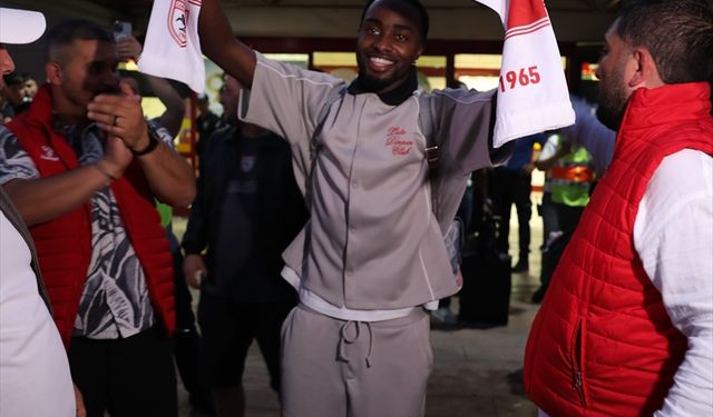 Samsunspor'un yeni transferi Antoine Makoumbou kente geldi