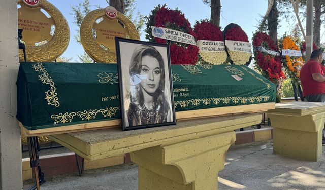 Sanatçı Rüçhan Çamay son yolculuğuna uğurlandı