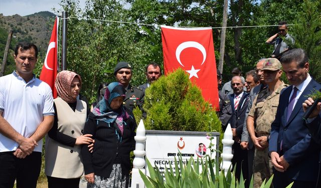 Şehit öğretmen Necmettin Yılmaz kabri başında anıldı