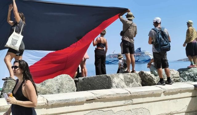 Siros Adası'na gelen kruvaziyer, Ada'daki tepki nedeniyle İsrailli yolcularını indiremedi