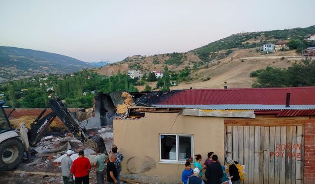Sivas'ta bir ev, ahır ve samanlık yandı