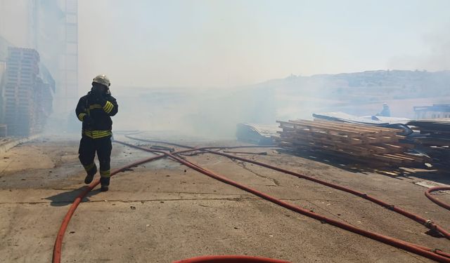 Tekirdağ'da alüminyum fabrikasının bahçesindeki palet yangını söndürüldü