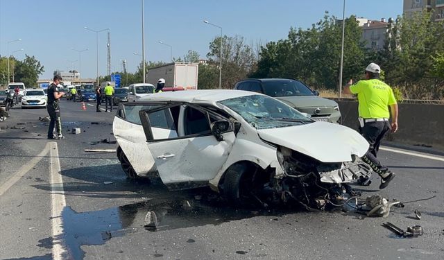 Tekirdağ'da bariyere çarpan otomobildeki 3 kişi yaralandı