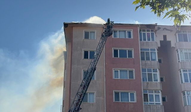Tekirdağ'da dokuz katlı binanın çatısında çıkan yangın söndürüldü