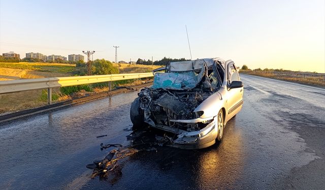 Tekirdağ'da pikaba arkadan çarpan otomobilin sürücüsü öldü
