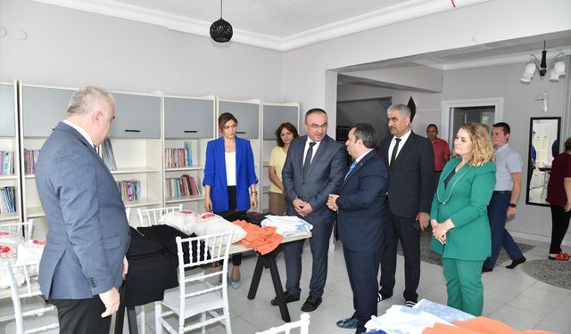 Tekirdağ'da yükümlülerin diktiği kıyafetler Sevgi Evi'ndeki çocuklara hediye edildi