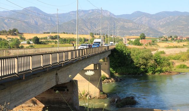 Tokat'ta serinlemek için girdiği çayda suların yükselmesiyle mahsur kalan kadın kurtarıldı