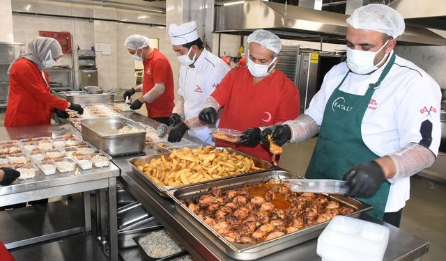 Türk Kızılay Malatya Şubesi her gün bin kişiye sıcak yemek ulaştırıyor