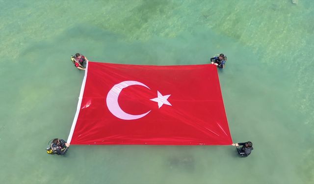 Van'da dalgıçlar Denizcilik ve Kabotaj Bayramı'nı gölde Türk bayrağı açarak kutladı