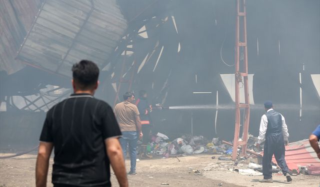 Van'da geri dönüşüm tesisinde çıkan yangın söndürüldü