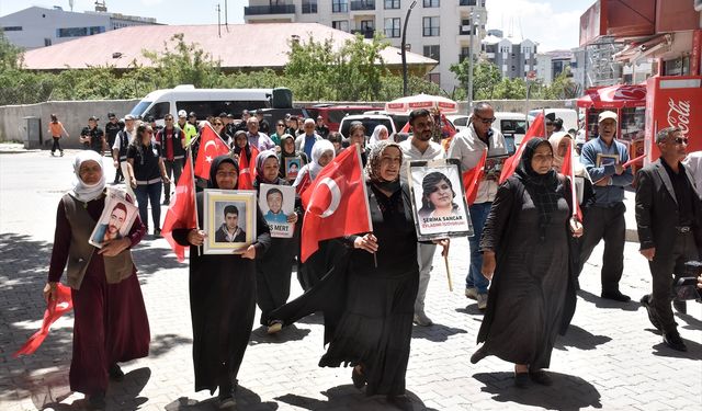 Vanlı aileler DEM Parti binası önündeki 'evlat nöbeti'ni sürdürdü
