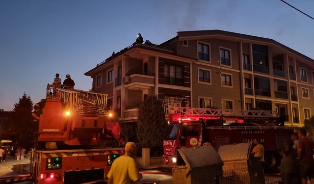 Yalova'da yangın çıkan binanın balkonundan atlayan kişi yaralandı