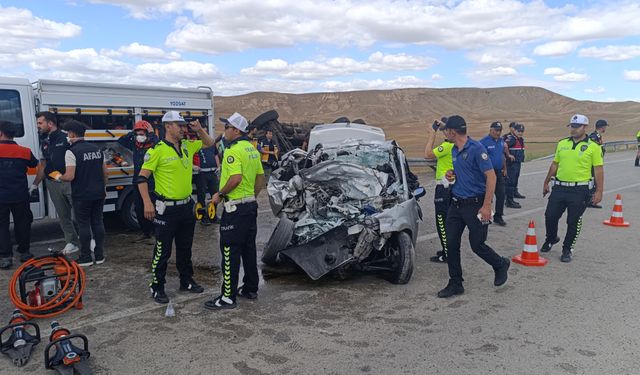 Yozgat'ta otomobil ile kamyonun çarpıştığı kazada 3 kişi öldü, 2 kişi yaralandı