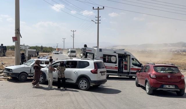 Adıyaman'da iki otomobilin çarpıştığı kazada 5 kişi yaralandı