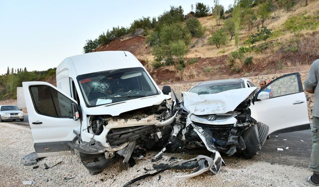Adıyaman'da minibüs ile otomobilin çarpıştığı kazada 5 kişi yaralandı
