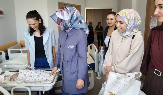 AK Parti kadın kolları, Dünya Emzirme Haftası'nda annelerle buluştu