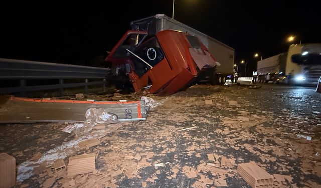 Anadolu Otoyolu'nun Bolu Dağı geçişinde devrilen tır ulaşımı aksattı