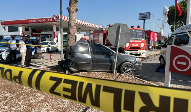 Antalya'da ağaca çarpan otomobilin sürücüsü öldü