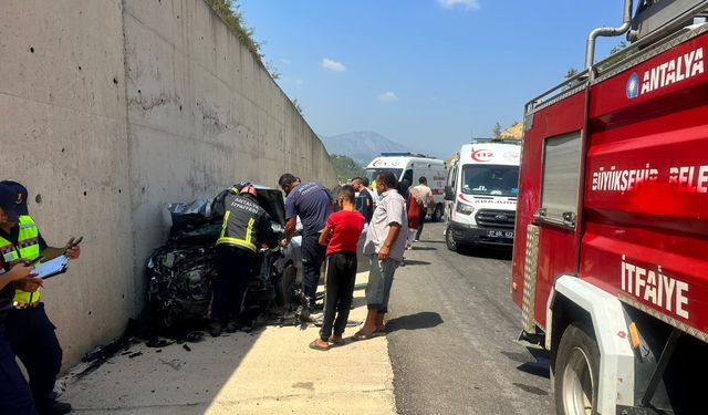 Antalya'da tırın dorsesine çarpan otomobildeki 3 kişi yaralandı