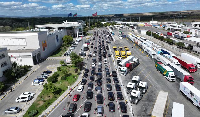 Avrupa'ya açılan sınır kapılarında gurbetçilerin dönüş hareketliliği sürüyor