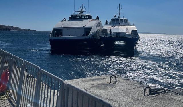 Balıkesir açıklarında kayalıklara çarpan İDO'nun deniz otobüsü tahliye edildi
