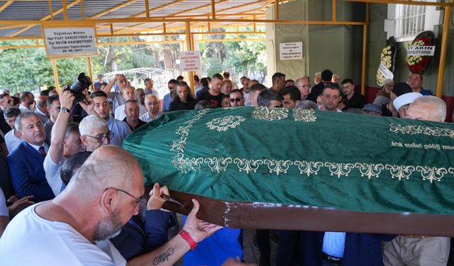 Balıkesir merkezli depremde hayatını kaybeden kişinin cenazesi İzmir'de defnedildi