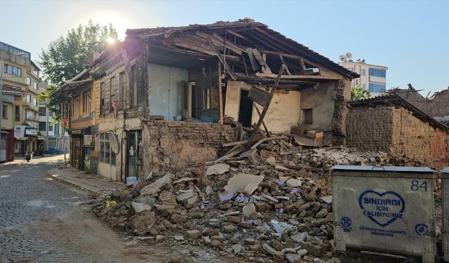 Balıkesir Sındırgı merkezli depremin yol açtığı yıkım dronla görüntülendi