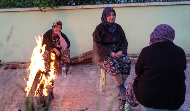 Balıkesir Sındırgı merkezli depremlerin hasara neden olduğu mahallelerin sakinleri geceyi sokakta geçirdi