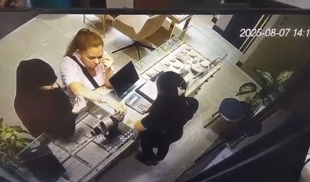 Balıkesir'de kuyumcuda "tırnakçılık" yöntemiyle hırsızlık güvenlik kamerasında