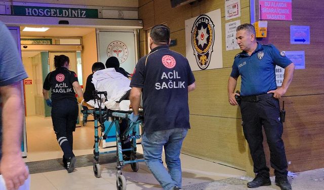 Bursa'da kavgayı ayırmaya çalışan güvenlik görevlisi bıçakla yaralandı