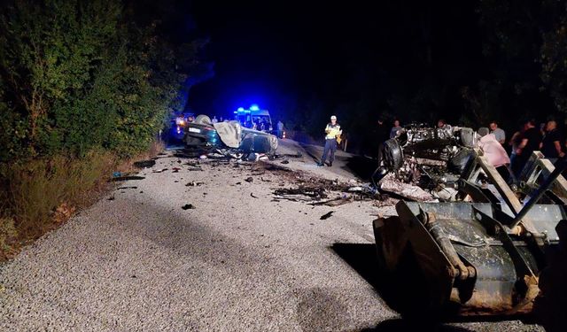 Çanakkale'de iki otomobilin çarpıştığı kazada 6 kişi hayatını kaybetti