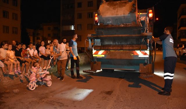 Çöplerini topladığı mahalledeki çocukların gönlünü de alıyor