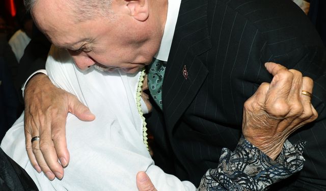 Cumhurbaşkanı Erdoğan, 92 yaşındaki Erzurumlu Şefika Taş ile görüştü