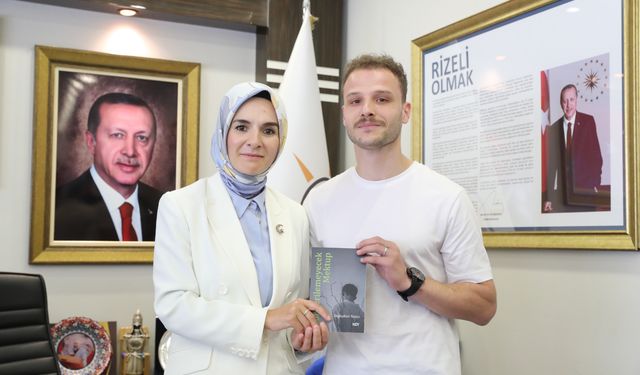 Devlet korumasında yetişen genç, hayat hikayesini yazdığı kitabını Bakan Göktaş'a hediye etti