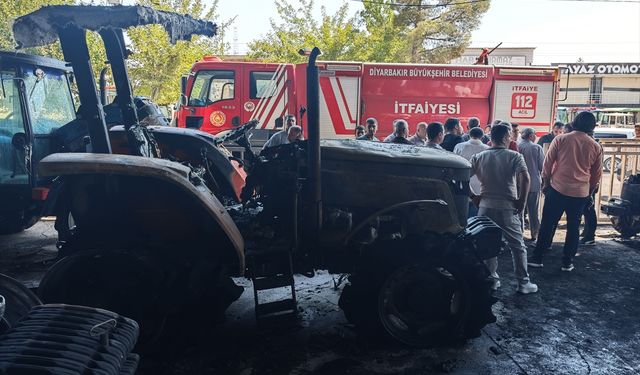 Diyarbakır'da çıkan yangında 3 iş yeri ve çok sayıda traktör zarar gördü