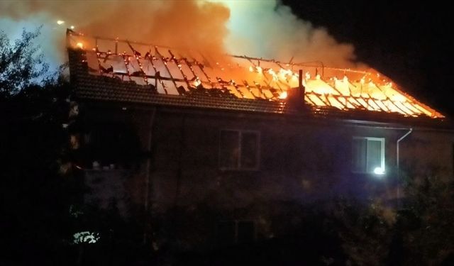 Düzce'de çıkan ev yangınında çatı katı kullanılamaz hale geldi