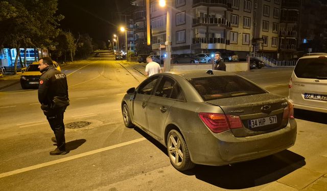 Edirne'de el freni boşalan otomobil park halindeki araçları teğet geçip kaldırıma çarparak durdu